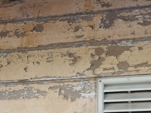 寒冷地でペンキを塗りヒビ割れた外壁