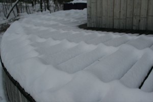 蓼科別荘のウッドデッキに雪模様